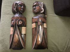 Pereche de basoreliefuri sculptate in lemn foto