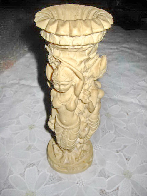 465A-Statuie veche- vintage stil oriental femei cu vulturi material tare turnat rasina.