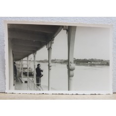 RUSCIUC , FEMEIE PE PUNTEA UNUI VAS , LA INTRAREA IN PORT , FOTOGRAFIE TIP CARTE POSTALA , MONOCROMA, NECIRCULATA , PERIOADA INTERBELICA