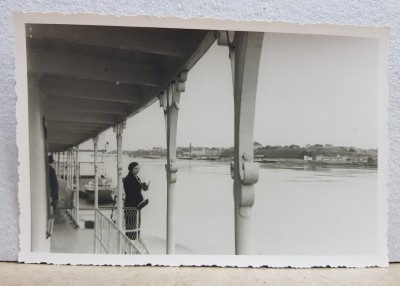 RUSCIUC , FEMEIE PE PUNTEA UNUI VAS , LA INTRAREA IN PORT , FOTOGRAFIE TIP CARTE POSTALA , MONOCROMA, NECIRCULATA , PERIOADA INTERBELICA foto