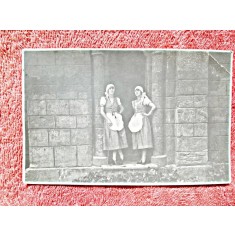 Fotografie tip carte postala, doua femei perioada interbelica