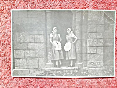Fotografie tip carte postala, doua femei perioada interbelica foto