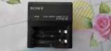 INCARCATOR FOTO Sony model BC-CS1 pentru baterii re&icirc;ncărcabile de tip Ni-MH (Nichel-Metal Hidrud) &icirc;n format AA sau AAA.
