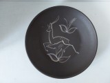 Farfurie decorativă din lut, pictată manual, motiv căprioară, marcaj incizat BAJ, 26 cm diametru