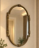Oglindă ovală cu ramă din bronz aurit, canelat, &icirc;mpodobită cu șase cartușe &icirc;n relief