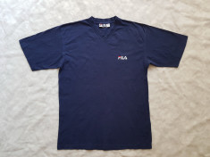 Tricou FILA. Marime S USA: 51.5 cm bust, 72 cm lungime, 49 cm intre umeri. foto