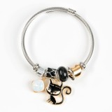 Bratara argintie cu charm pisica neagra si margele