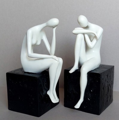 Set 2 cuburi cu statuete feminine stilizate diferite, turnate din rasina, suporturi pentru carti, inaltime 20 cm foto