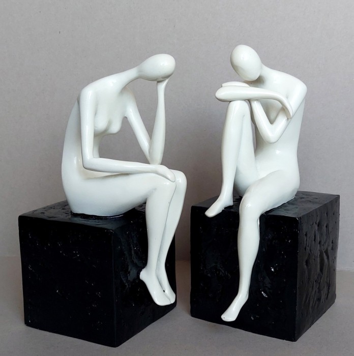 Set 2 cuburi cu statuete feminine stilizate diferite, turnate din rasina, suporturi pentru carti, inaltime 20 cm