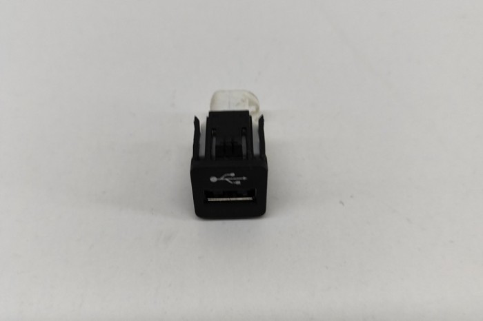 USB BMW 3 G20, G28 2019 OEM: 9229294 25423140