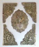 Ansamblu complet de ferecătură pentru Evanghelie ortodoxă &ndash; Hristos &Icirc;nviat și cei patru Evangheliști, alamă argintată, spațiul rom&acirc;nesc, cca 1800&ndash;1840