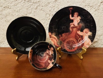 SET DE 3 PIESE DIN PORTELAN FIN- DECOR CU INGERASI foto
