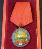 Medalia&bdquo;A V-a Aniversare a Republicii Populare Rom&acirc;ne&rdquo;, emisă &icirc;n anul 1952 marcheaza cinci ani de la proclamarea republicii (1947&ndash;1952)