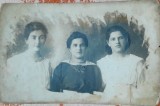 Fotografie tip carte postala, necirculata, trei femei, 1915