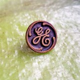 G636-Insigna veche personalizata H bronz stare buna, 1,8 cm.