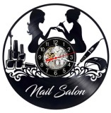 Ceas de perete decorativ realizat din disc de vinil, Model Salon Manichiura Nail Salon Tehnician Unghii, Negru, 30 cm