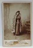 ATELIER FOTO MAX SCHWARZ , BUCURESTI , TANARA IN PORT POPULAR , FOTO CABINET , DATATA 1899