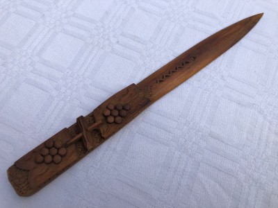 Cutit din lemn pentru deschis corespondenta, basorelief cu struguri (2) foto