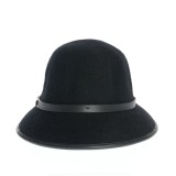 Palarie neagra cu bor ingust si curea subtire cu detaliu metalic