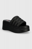 Cumpara ieftin Tommy Jeans papuci TJW WEDGE SANDAL femei, culoarea negru, toc pana, EN0EN02455