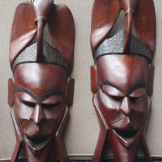 Doua masti africane vintage hand made deosebite, lemn greu abanos, 44x15cm