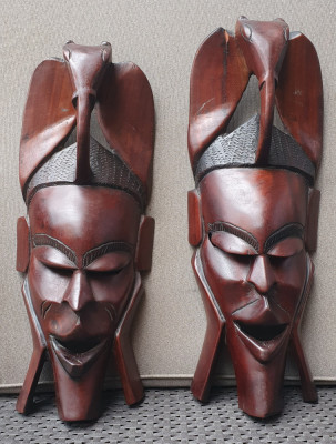 Doua masti africane vintage hand made deosebite, lemn greu abanos, 44x15cm foto