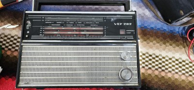 RADIO VEF 202 . FUNCTIONEAZA LUNGI SI MEDII , NU ARE CAPAC BATERII ! foto