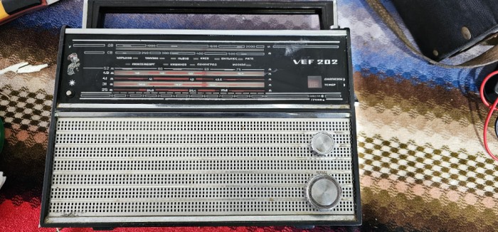 RADIO VEF 202 . FUNCTIONEAZA LUNGI SI MEDII , NU ARE CAPAC BATERII !