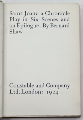 SAINT JOAN : A CHRONICLE PLAY IN SIX SCENES AND AN EPILOGUE by BERNARD SHAW , 1924 foto