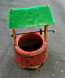 &bdquo;F&acirc;nt&acirc;na Dorințelor&rdquo; metal (plumb) cu acoperiș plastic anii 50 sau chiar 1930 Barratt &amp; Son sau Herald Toys. Jucărie vintage 8 cm h diametrul 4 cm