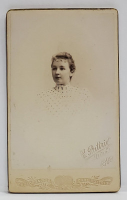 FOTOGRAFIE C.D.V. , STUDIO CARL PUTTRIGE , MITAU , TANARA CU ROCHIE CU BULINE , 1899 foto