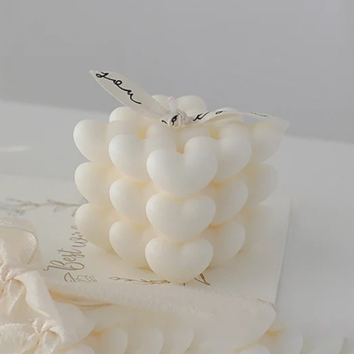 Lumanare Parfumata Decorativa, Model Abstract Cub din Inimioare, Lumanare pentru Diferite Ocazii, 6 x 5.5 cm, Aroma de Frezie, Alb