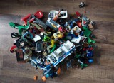 Lot de 3 kilograme piese LEGO diverse (ce se vede in poze)