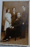 Fotografie tip Carte postala, Familie cu doi copii, perioada interbelica