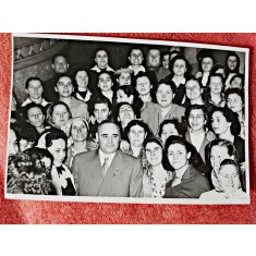 Fotografie, Gheorghe Georgiu Dej in mijlocul unui colectiv de femei, anii 50-60