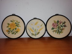 3x tablou cusut brodat broderie manuala floral flori brodate in rama rotunda sintetica fara sticla