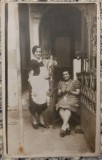 Femei pozand cu vaza cu flori// foto tip CP 1933
