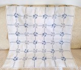 Fata de masa Vintage din bumbac cu broderie manuala in cruciulite si broderie pe fir.
