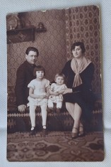Poza familie de romani - fotografie tip carte postala - fotografie datata anul 1929