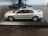 Macheta VOLKSWAGEN ( VW ) PHAETON 2002 - Minichamps, scara 1/43, dealer edition., 1:43