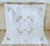 Fata de masa Vintage din bumbac cu broderie manuala aplicata tip quilt- Flori albe