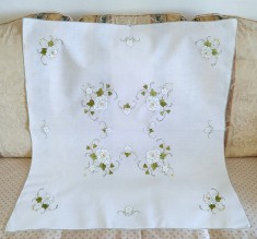 Fata de masa Vintage din bumbac cu broderie manuala aplicata tip quilt- Flori albe