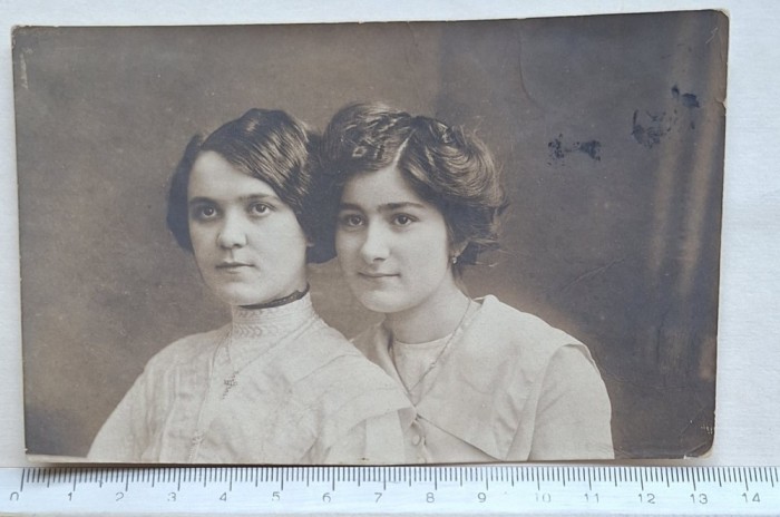 Carte poștală foto surori &ndash; București &ndash; datată 28 Mai 1911
