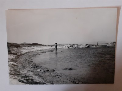 Fotografie cu un bărbat &amp;icirc;n apă la mare foto