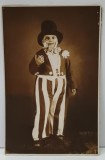 ELEV DE CLASA A - II -A CU COSTUM DE ADULT, MONOCLU , JOBEN SI TIGARA , FOTOGRAFIE IN STUDIO , FORMAT CARTE POSTALA , PERIOADA INTERBELICA