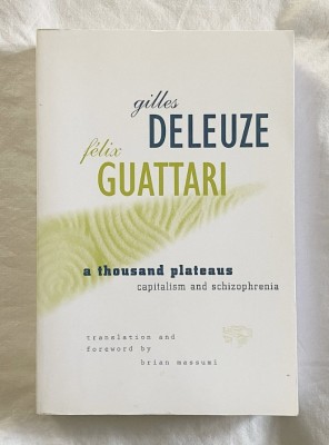 A thousand plateaus / Gilles Deleuze, Felix Gauttari 725p foto