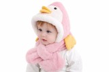 Caciulita roz plusata pentru copii - Pinguin (Marime Disponibila: 4 ani)