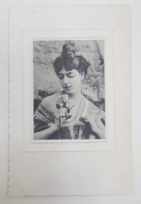 TANARA CU TRANDAFIR ALB , CARTE POSTALA ILUSTRATA , EMBOSATA , CLASICA foto