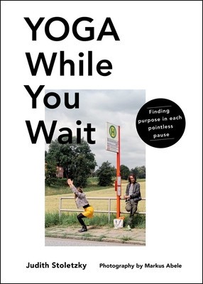 Yoga While You Wait: Finding Purpose in Each Pointless Pause foto