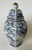 Vas mare cu capac pentru ghimbir din portelan hexagonal japonez, design cu flori de cires si rate mandarine, Decorative